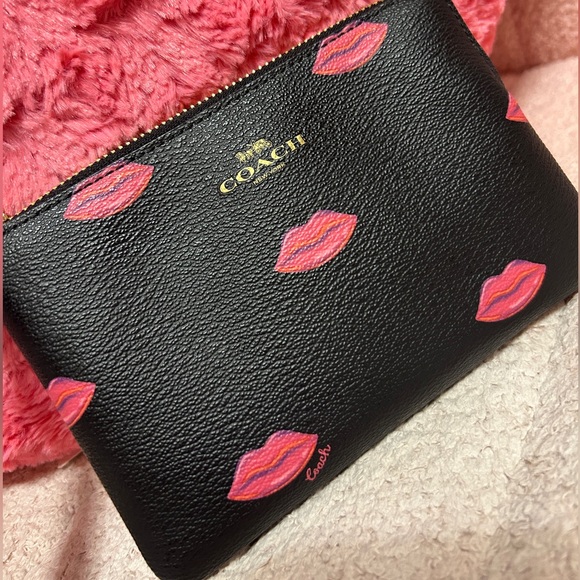 NEW Coach Corner Zip Wristlet  Black/LM Multi LIPS PRINT - Picture 2 of 12